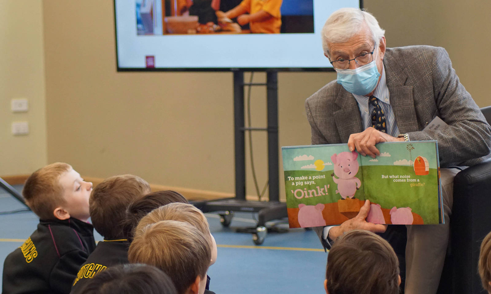 Dr Robert Brodribb (’60) reading ‘What Sounds Does a Giraffe Make’ to Prep students.