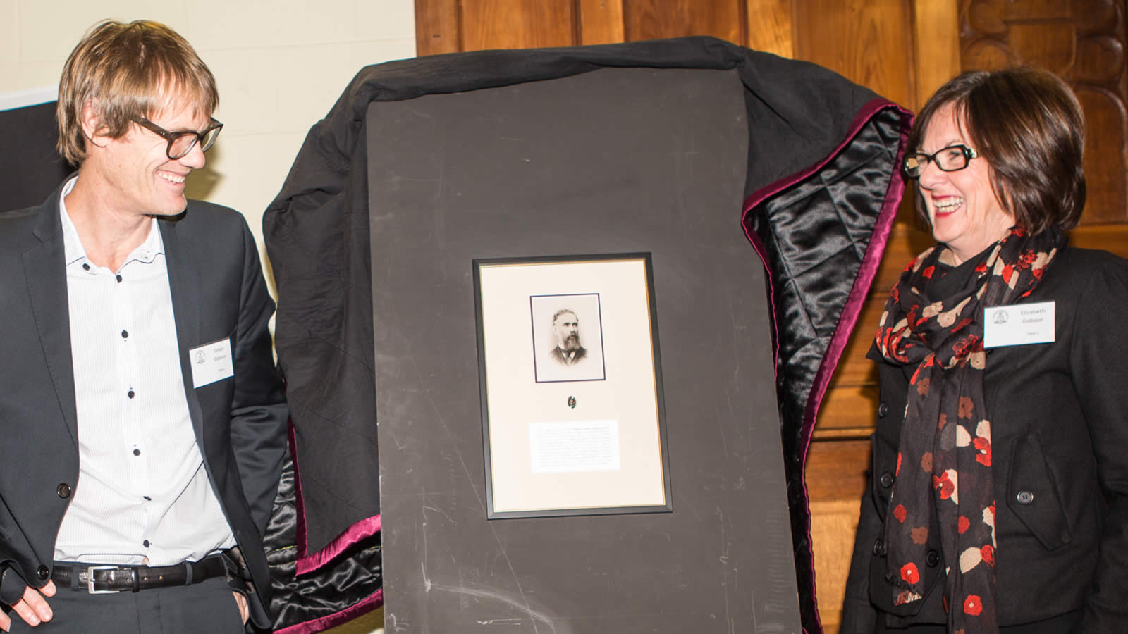 Simon Dobson and Elizabeth Dobson unveiling the 2015 Hutchins Lion, William Lambert Dobson KCMG. (large)